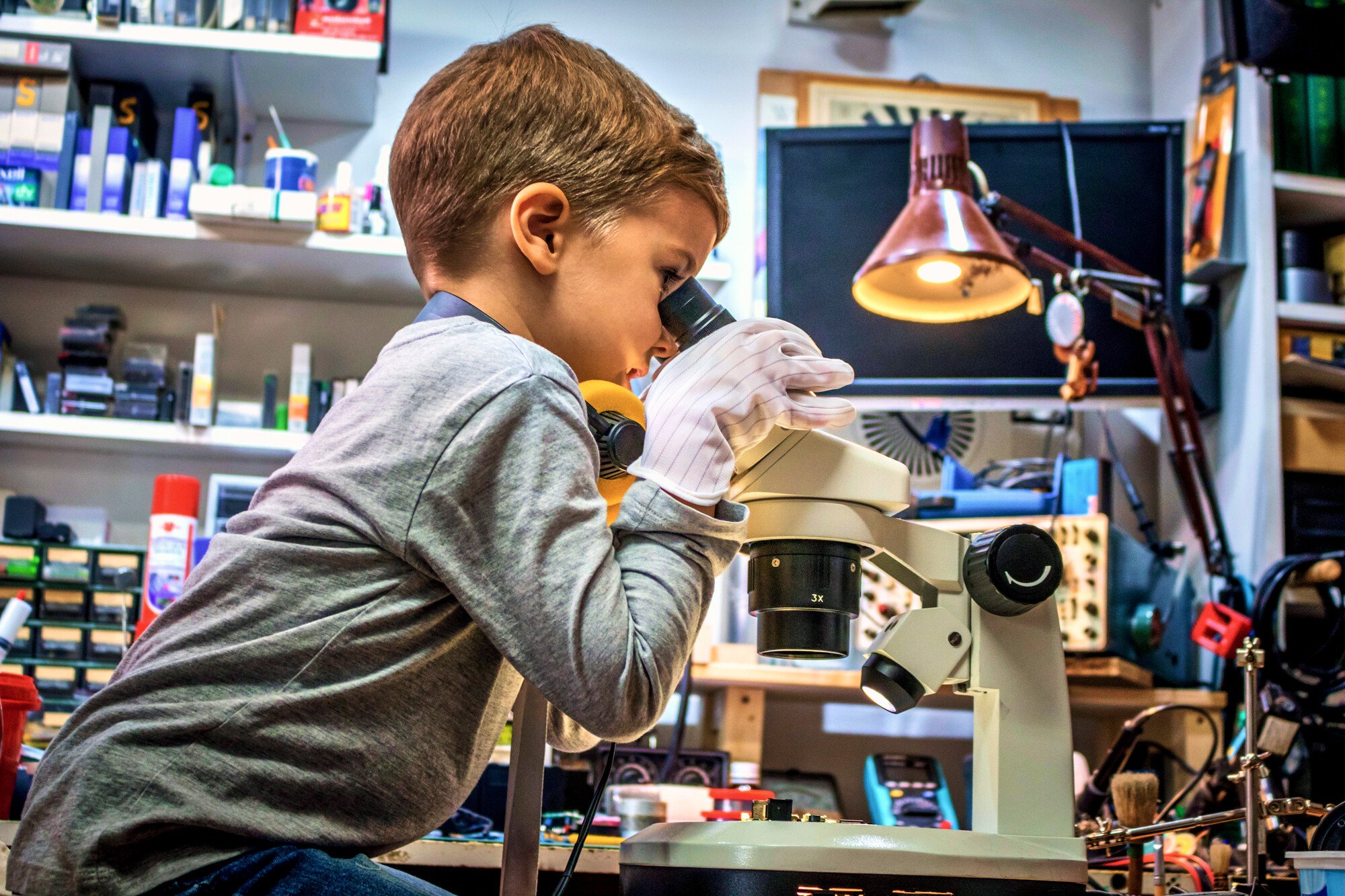 Dziecko z mikroskopem